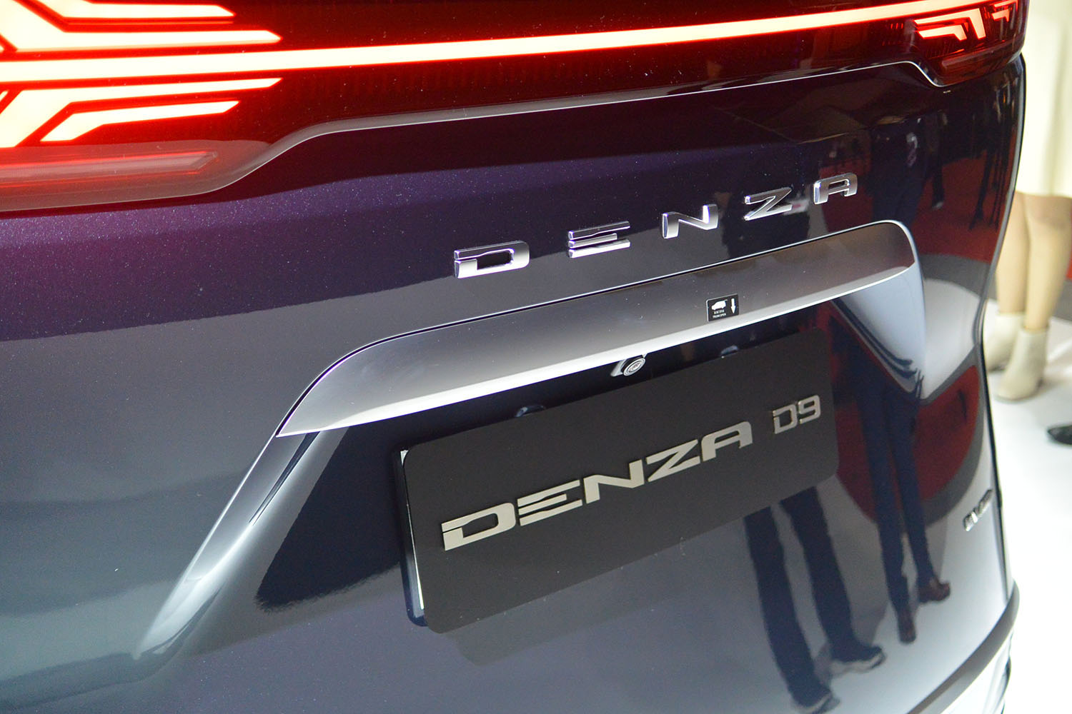 DENZA D9のエンブレム