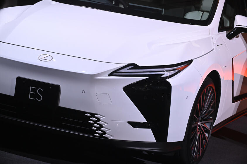 レクサスの新型ESと新型RZが日本でお目見え！　素直に惚れ惚れする新世代レクサスの中身とは