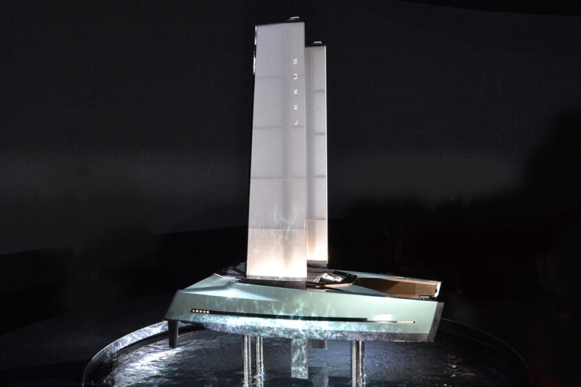 未来のレクサスのフラッグシップはクルマではなくヨット!?　いまはまだ小さな模型にすぎない「カタマラン」にはラグジュアリーの極みが詰まってた【ジャパンモビリティショー2025】