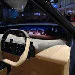 【画像】「今後の三菱はどんどんシンプルになる」ってダイナミックシールドはどうなるの!?　「ELEVANCE Concept」のデザインに隠された「格、鍛、純」の秘密【ジャパンモビリティショー2025】 〜 画像22