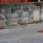 【画像】ここオレの駐車場だけど……なんじゃこのクルマ！　無断駐車を「勝手に動かす」「張り紙で警告」はコッチが悪くなる可能性があった 〜 画像2