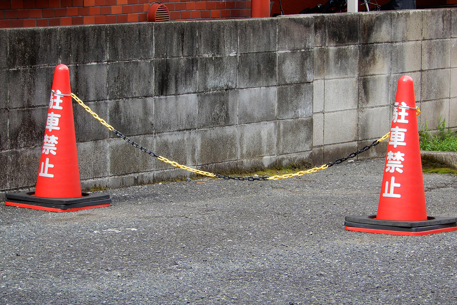 駐車場に置いたカラーコーンのイメージ