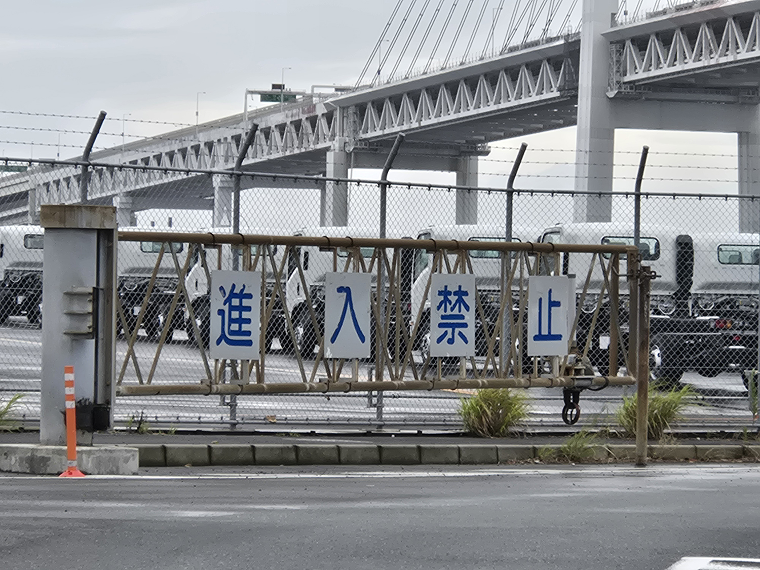 怪しいトラックの正体は「トラックの上にトラックを載せた」衝撃の姿だった 〜 画像1
