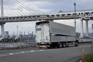 怪しいトラックの正体は「トラックの上にトラックを載せた」衝撃の姿だった