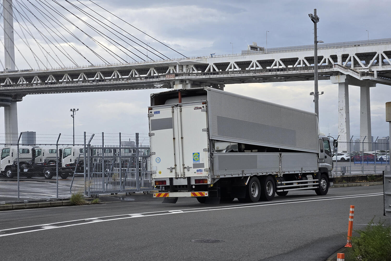 怪しいトラックの正体は「トラックの上にトラックを載せた」衝撃の姿だった