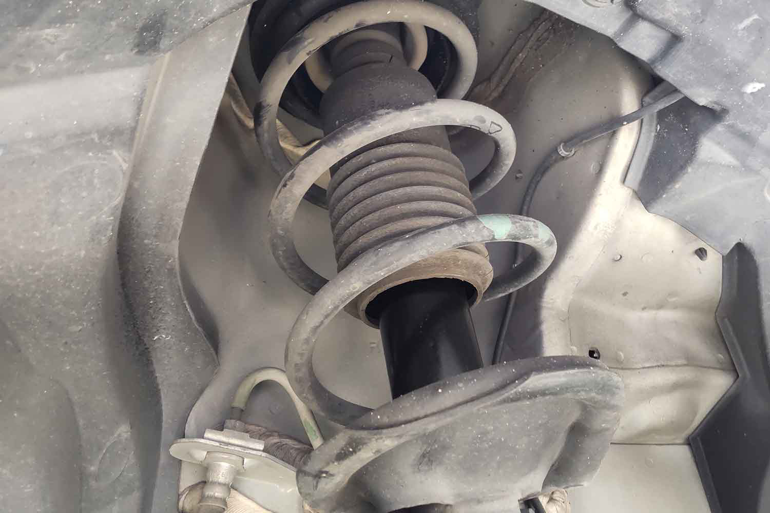 ダメージを受けたサスペンションのイメージ