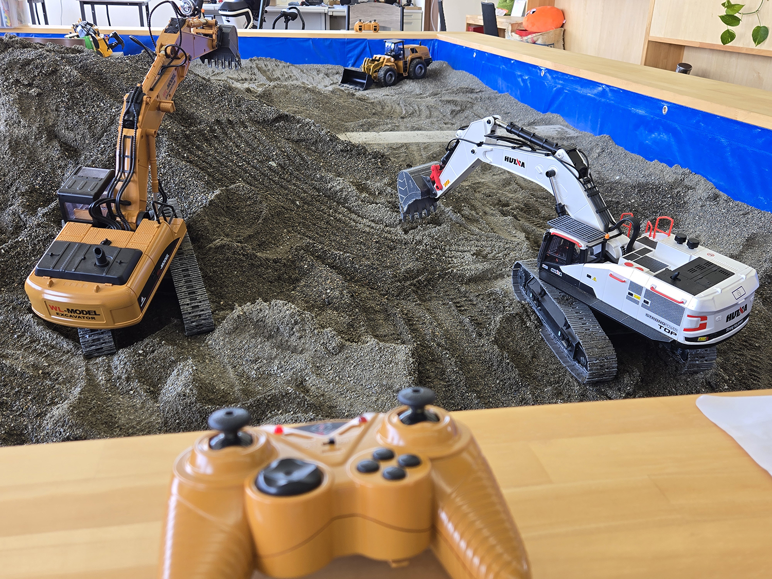 憧れの重機ラジコンを触ってみたら激ムズだった