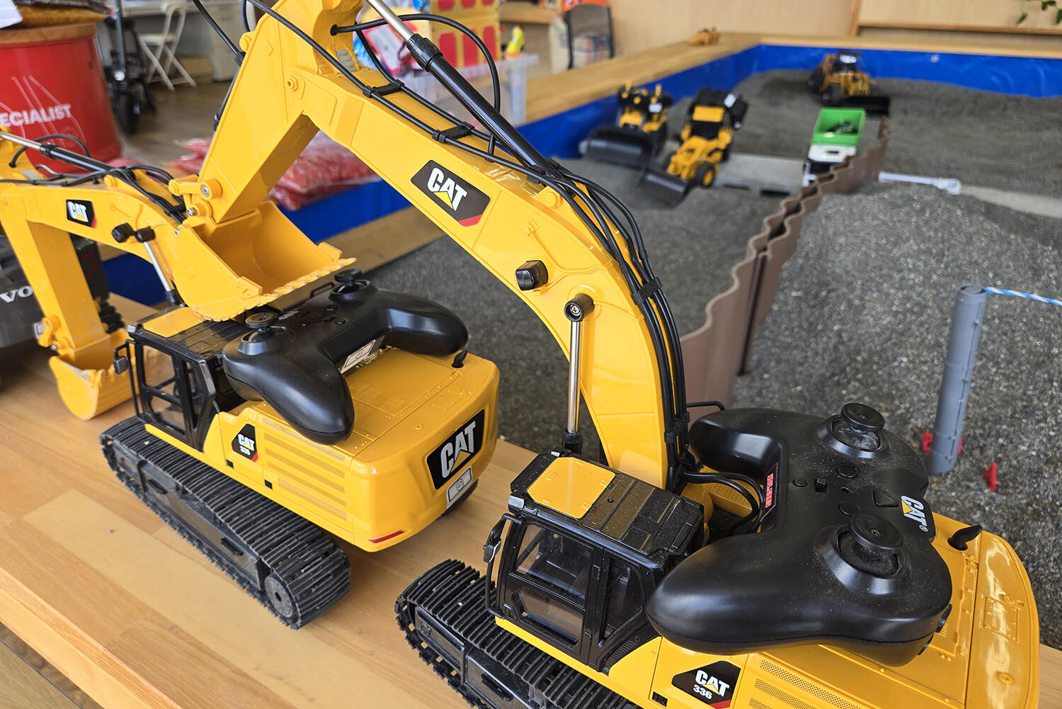 憧れの重機ラジコンを触ってみたら激ムズだった