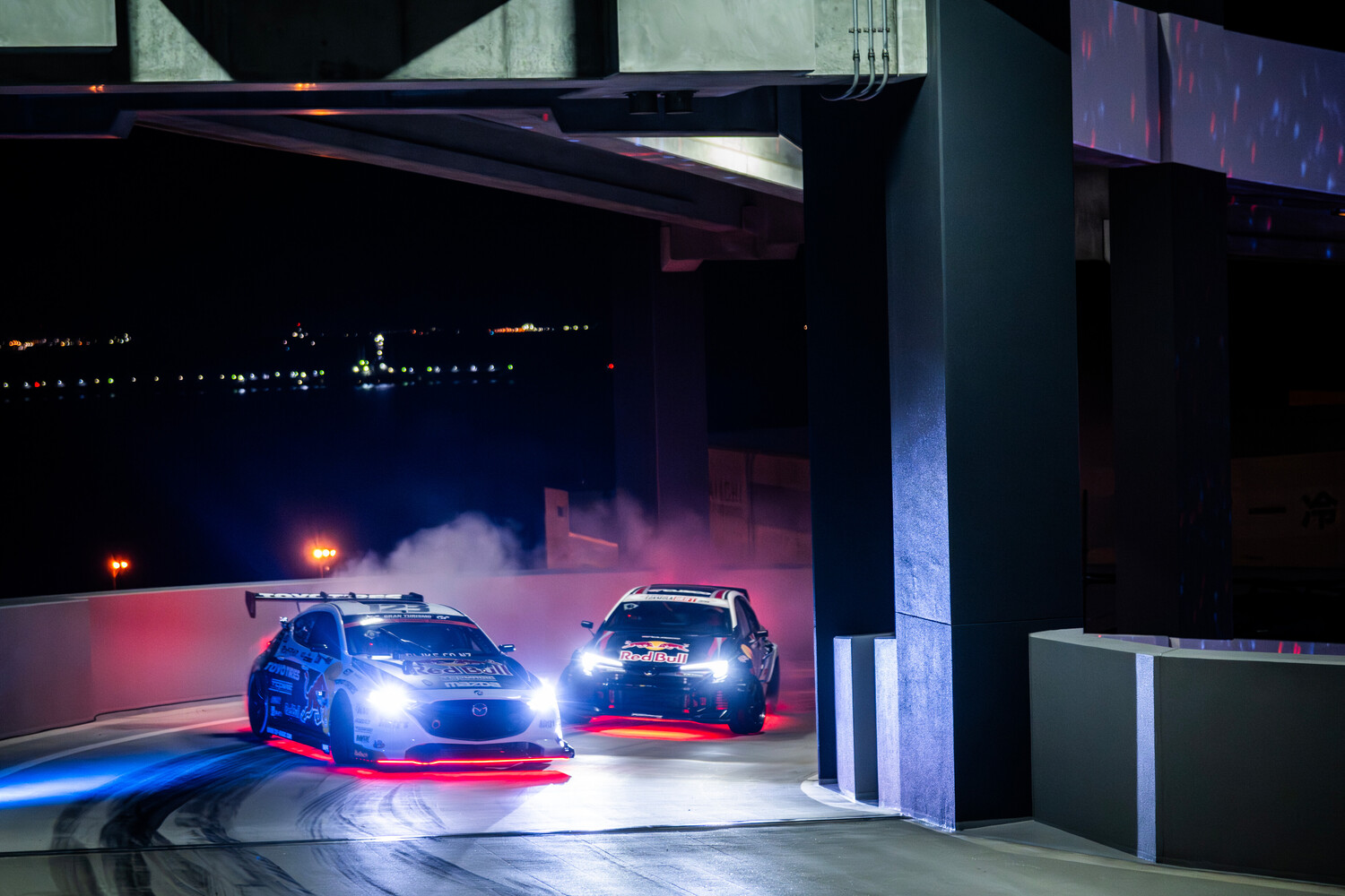ESR東扇島ディストリビューションセンター1のランプウェイを使った追走ドリフト　photo:Jason Halayko / Red Bull Content Pool