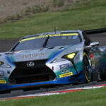 【画像】最終ラップの残り半周で起きた大逆転劇にSUGOが揺れた！　24号車リアライズコーポレーション ADVAN Zがチームにおいて９年ぶりの優勝を飾る 〜 画像5