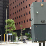 信号機の横にある「警察マークの箱」って何が入ってる？　要人の通行からマラソン大会まで使われる中身とは