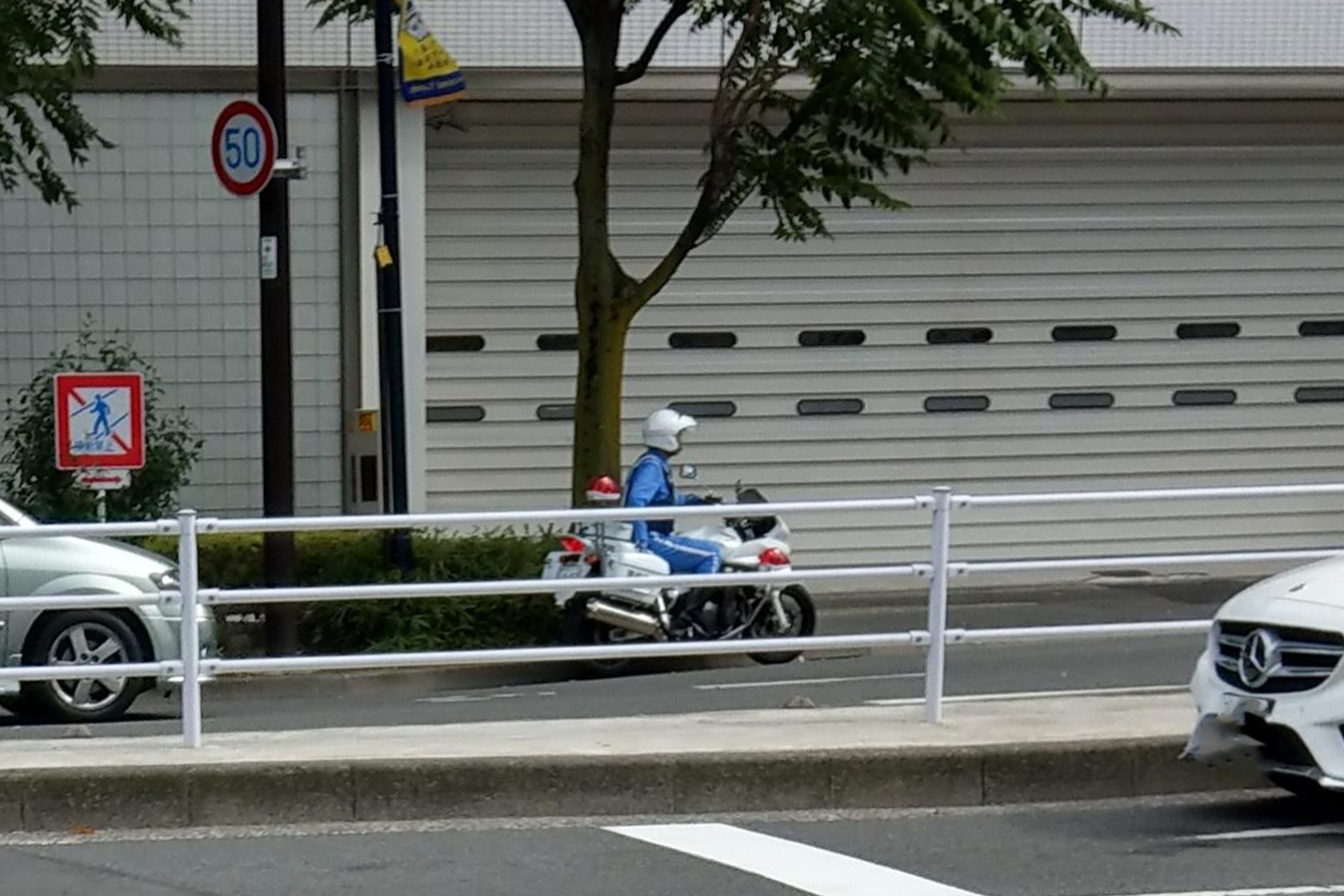 隠れている白バイのイメージ