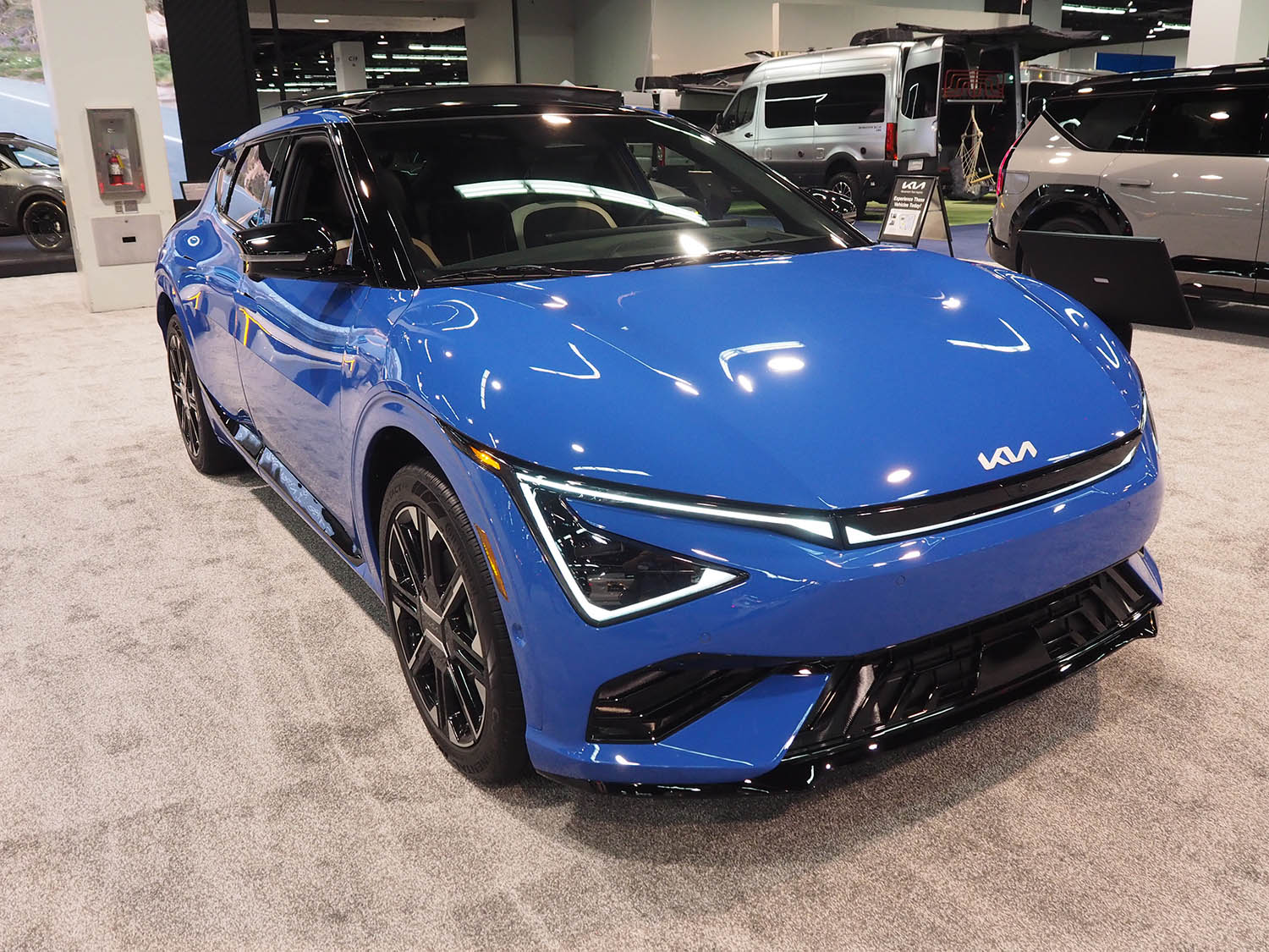モーターショーに展示されているKIA車