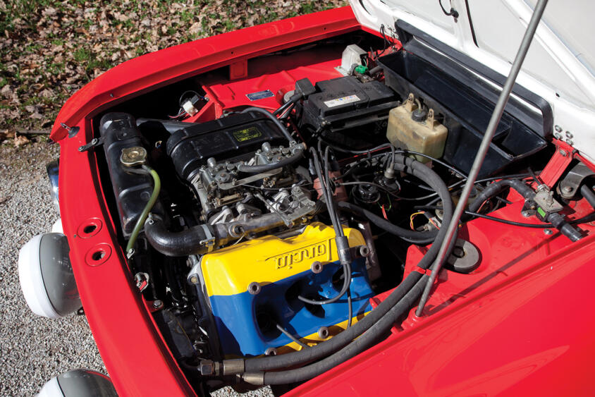 モトGPマシンなんてみんなV4エンジン！　バイクでは当たり前なのにクルマにＶ型４気筒エンジンを見かけないワケ