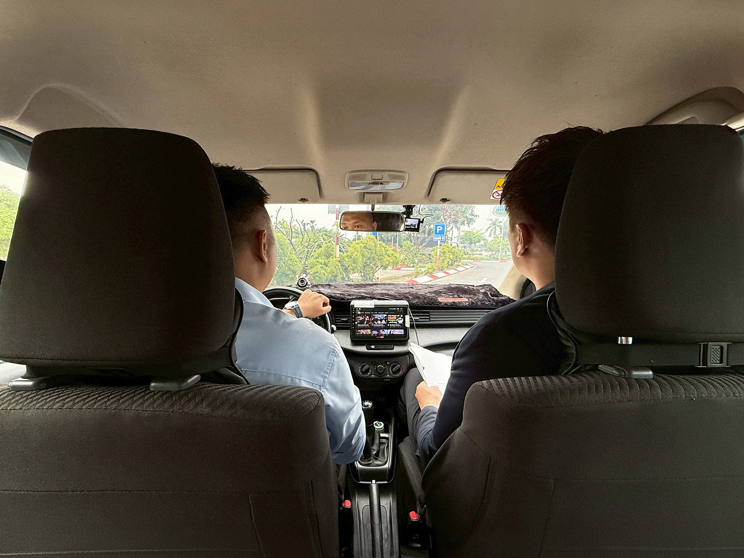 外国人へ運転を教えるイメージ
