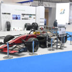 【画像】子どもはフォーミュラカーに乗って大人はその横でお勉強!?　アブラヤシにオレンジの皮も使ってるヨコハマタイヤがエコだった【ジャパンモビリティショー2025】 〜 画像3