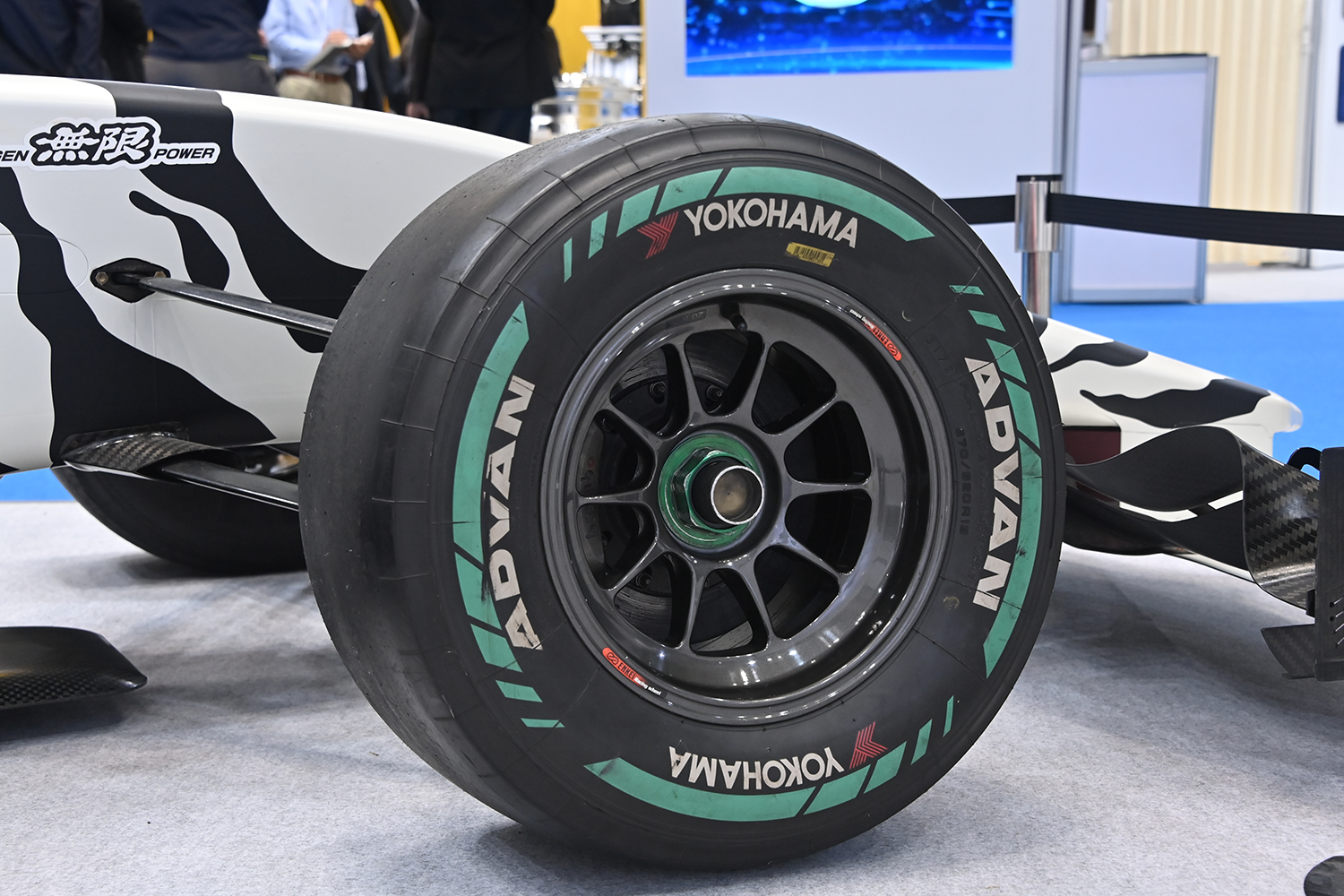 JMS2025 ヨコハマタイヤブースで展示されているタイヤ