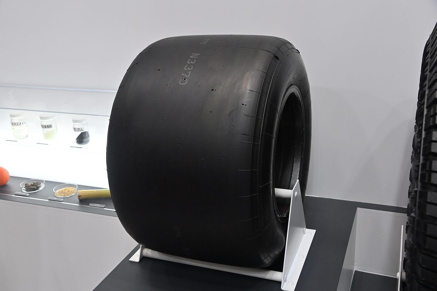 JMS2025 ヨコハマタイヤブースで展示されているタイヤ