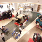 飲食店に図書館に洋服屋まで入った新車ディーラーがオープン！　「ディーラー離れ対策」としてこれから流行る可能性大