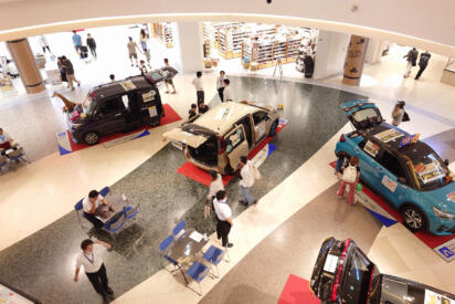 飲食店に図書館に洋服屋まで入った新車ディーラーがオープン！　「ディーラー離れ対策」としてこれから流行る可能性大