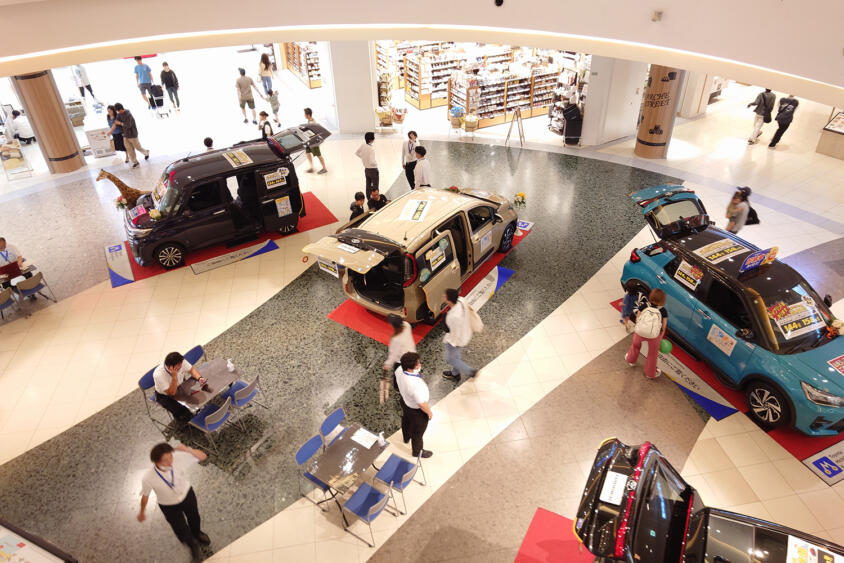 飲食店に図書館に洋服屋まで入った新車ディーラーがオープン！　「ディーラー離れ対策」としてこれから流行る可能性大