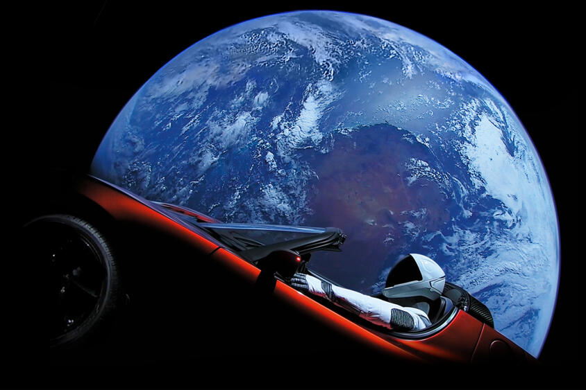 太陽のまわりをクルマが周回してるって知ってた？　テスラが宇宙に打ち上げた「テスラロードスター」はいまも航行中だった