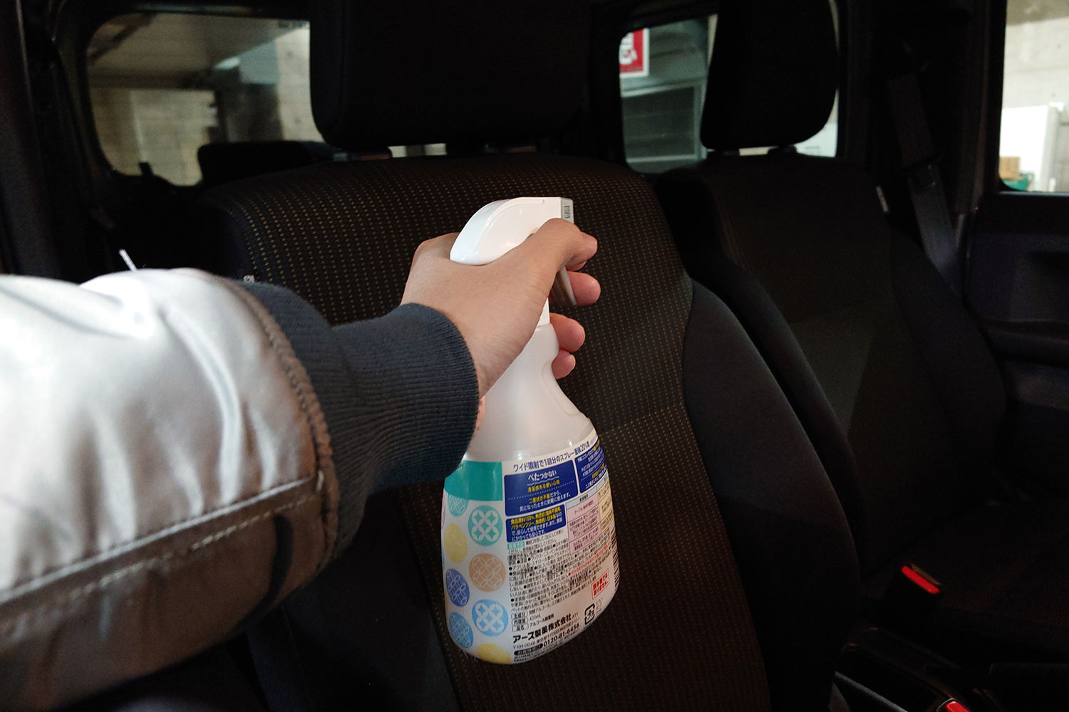 消臭スプレーを使うイメージ