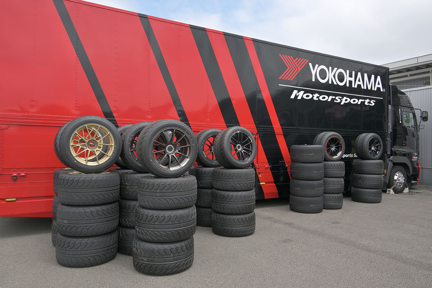 SUPER GTのヨコハマタイヤのサービスカー 〜 画像9