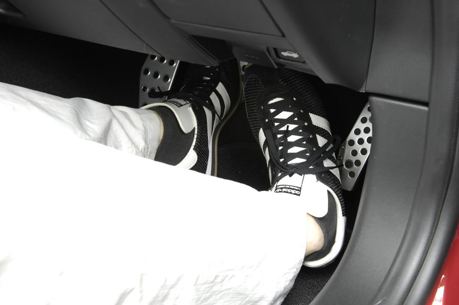 MT車のペダル操作のイメージ 〜 画像7