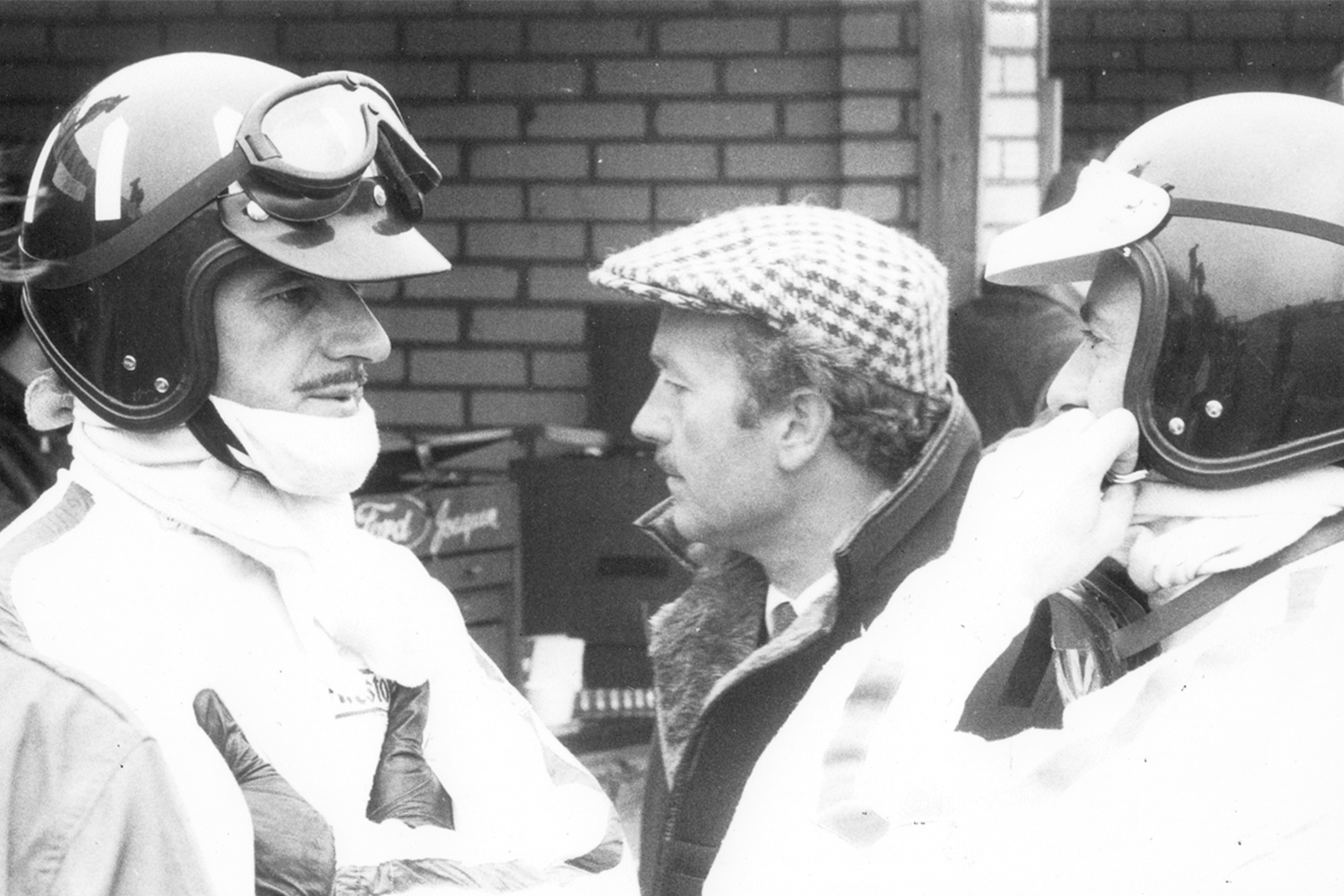 グラハム・ヒル（左）とコーリン・チャップマン（右）　（1967年）