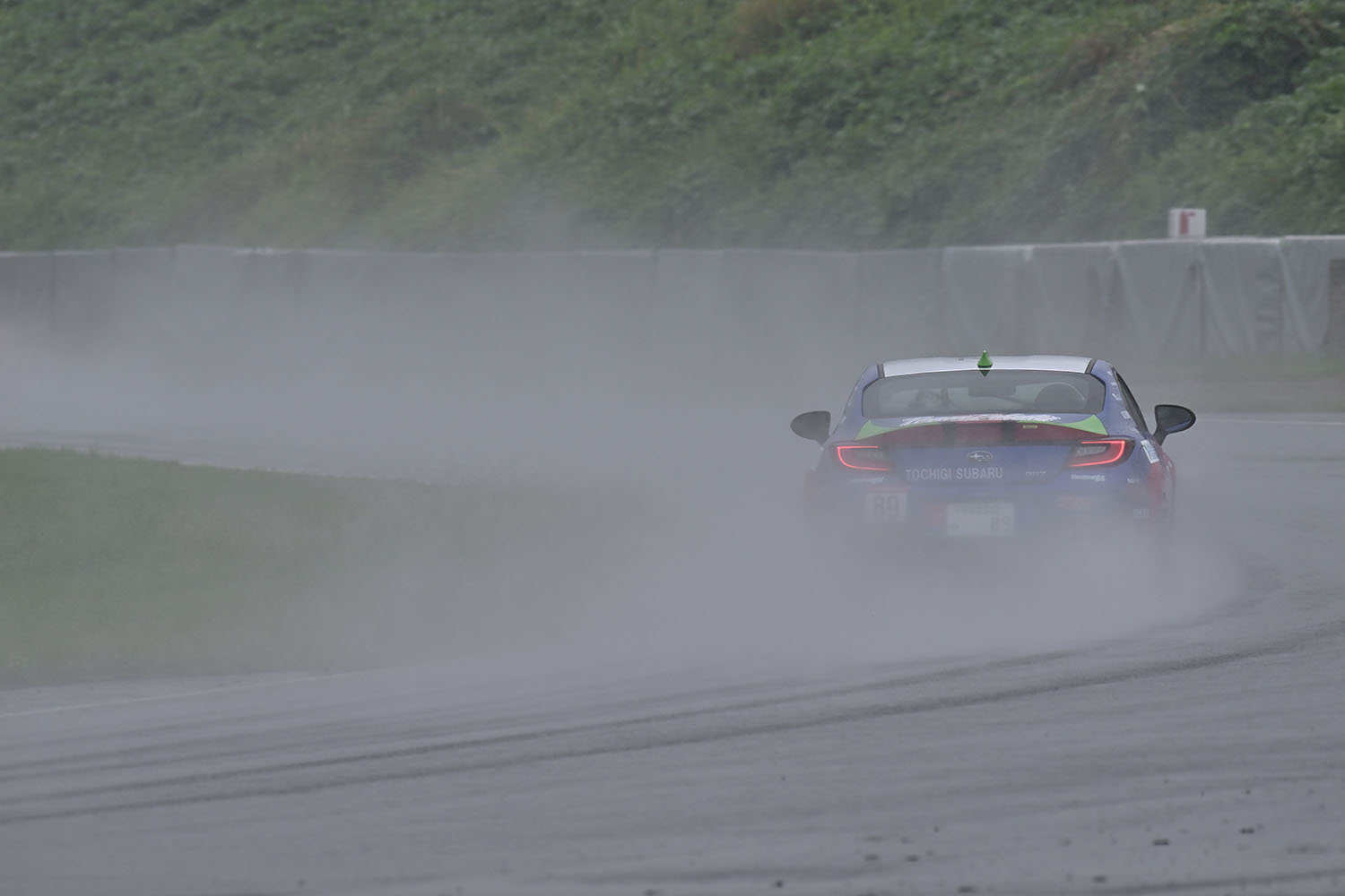 雨の中アタックを重ねるマシン