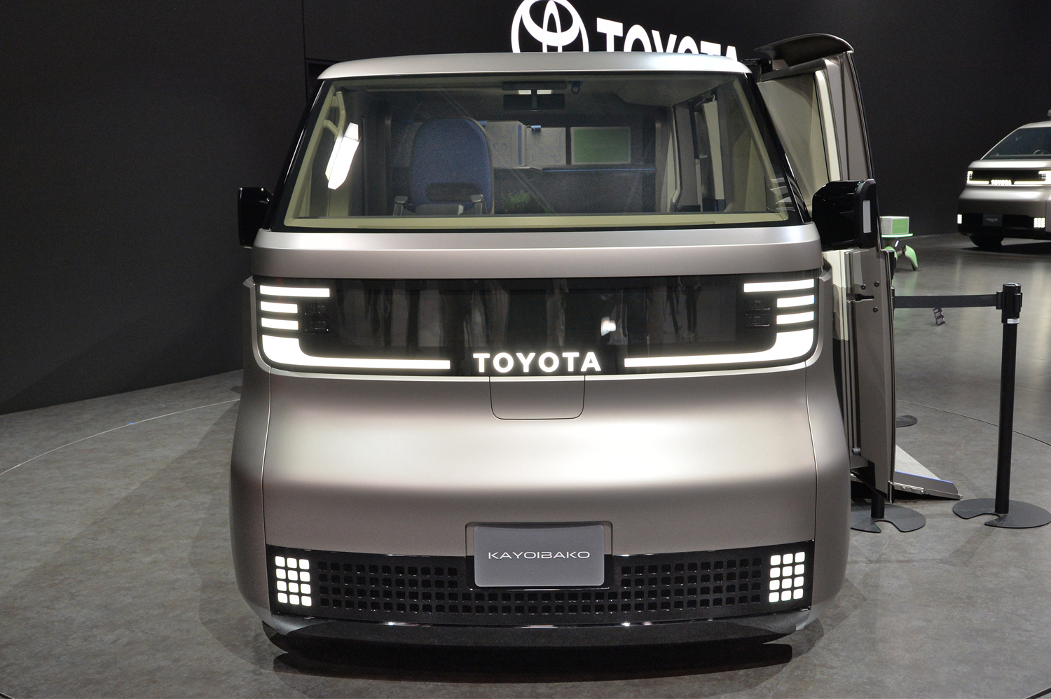 トヨタ・カヨイバコ・コンセプトの真正面フロントスタイリング
