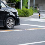 【画像】停止線に「バンパーがちょいかかっただけ」でも違反！　でも「はみ出したらバック」も控えるべき！　結局一時停止の停止線は「キチンと手前で停まる」が唯一の正解だった 〜 画像1