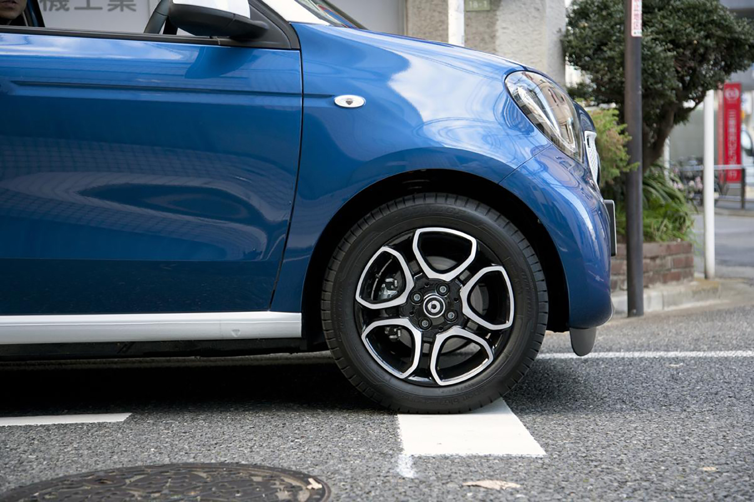 停止線を超えて停車した車両