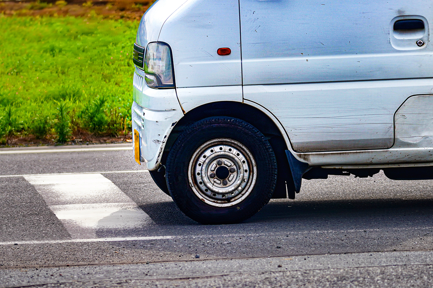 停止線を超えての停車は道交法違反で罰金が課せられることもある 〜 画像6