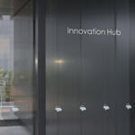 【画像】次世代のスバルは「イノハブ」から生まれる！　エンジニア同士のコミュニケーションを大切にするオシャレ研究施設「イノベーションハブ」に潜入 〜 画像30