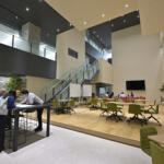 【画像】次世代のスバルは「イノハブ」から生まれる！　エンジニア同士のコミュニケーションを大切にするオシャレ研究施設「イノベーションハブ」に潜入 〜 画像79