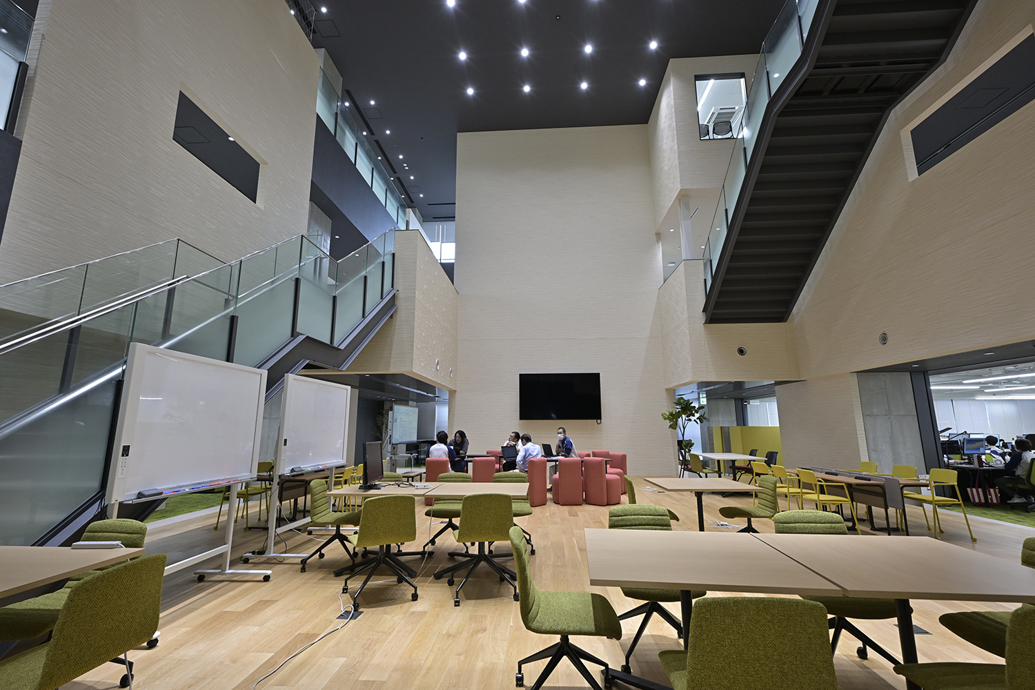 エンジニア同士のコミュニケーションを蜜にする「イノベーションハブ」は従来のイメージからかけ離れたオシャレすぎる研究所だった 〜 画像81