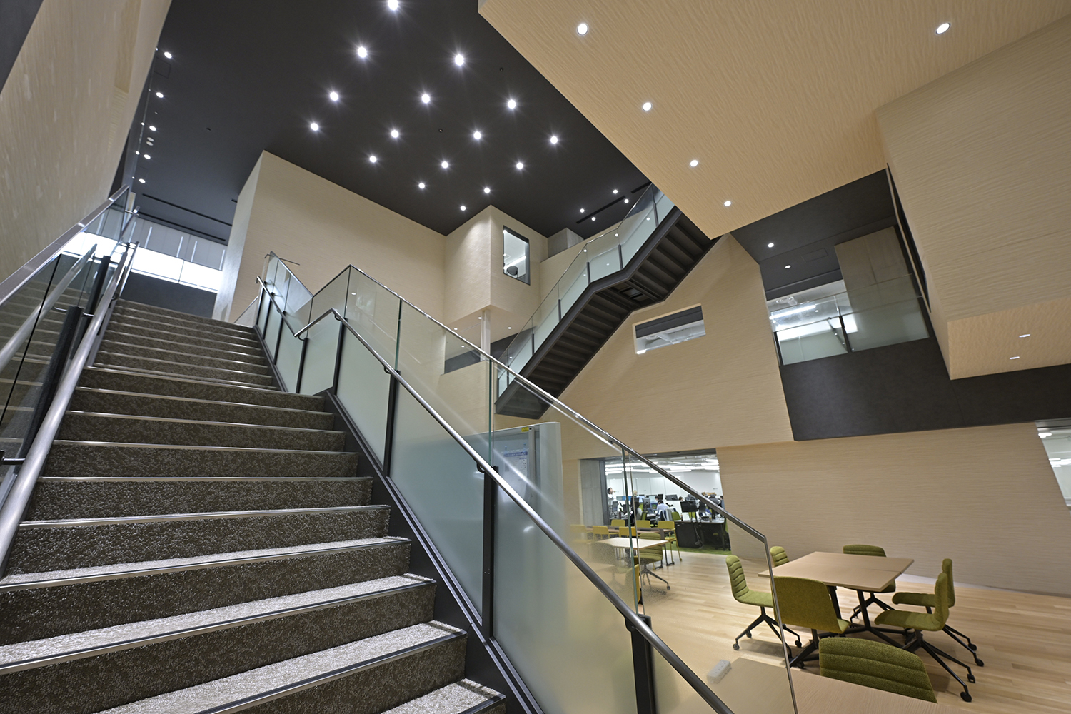 エンジニア同士のコミュニケーションを蜜にする「イノベーションハブ」は従来のイメージからかけ離れたオシャレすぎる研究所だった 〜 画像82