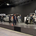 クルマのあとはコイツで玄関先までお届け！　トヨタが考えるハイエースから降りた先のモビリティが激熱【ジャパンモビリティショー2025】