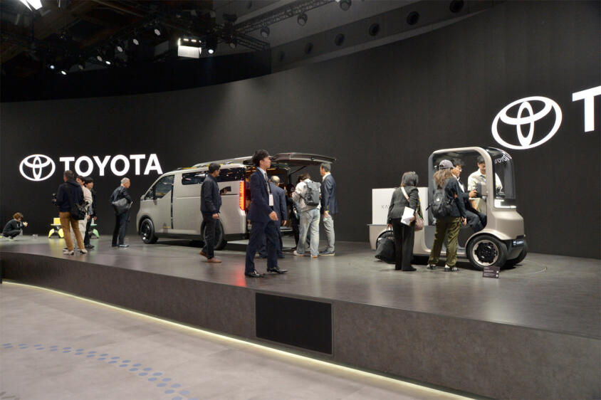 クルマのあとはコイツで玄関先までお届け！　トヨタが考えるハイエースから降りた先のモビリティが激熱【ジャパンモビリティショー2025】