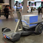 【画像】クルマのあとはコイツで玄関先までお届け！　トヨタが考えるハイエースから降りた先のモビリティが激熱【ジャパンモビリティショー2025】 〜 画像3