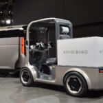 【画像】クルマのあとはコイツで玄関先までお届け！　トヨタが考えるハイエースから降りた先のモビリティが激熱【ジャパンモビリティショー2025】 〜 画像9