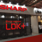 自動車メーカーじゃないからこその目の付け所！　シャープの電気自動車は「停まっているときの価値」をめちゃくちゃ高めるクルマだった【ジャパンモビリティショー2025】