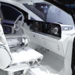 【画像】50インチ超えのディスプレイ装備の超豪華空間でレクサスLMに宣戦布告！　Ｖクラスの未来を象徴する「ビジョンＶ」が魅せた驚愕の中身【ジャパンモビリティショー2025】 〜 画像1