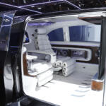 【画像】50インチ超えのディスプレイ装備の超豪華空間でレクサスLMに宣戦布告！　Ｖクラスの未来を象徴する「ビジョンＶ」が魅せた驚愕の中身【ジャパンモビリティショー2025】 〜 画像2