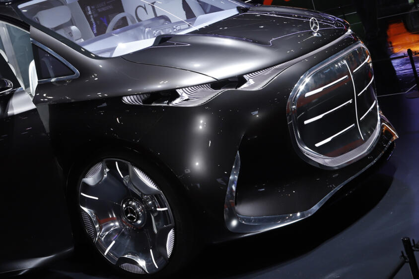 50インチ超えのディスプレイ装備の超豪華空間でレクサスLMに宣戦布告！　Ｖクラスの未来を象徴する「ビジョンＶ」が魅せた驚愕の中身【ジャパンモビリティショー2025】