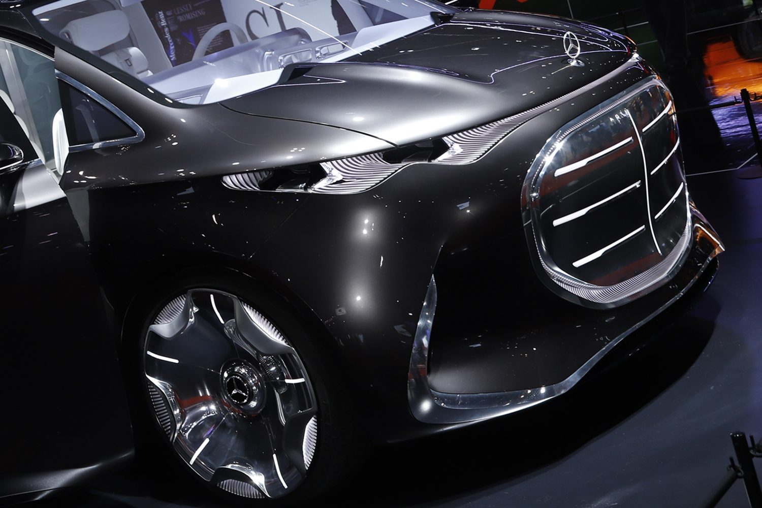 Ｖクラスの未来を象徴する「ビジョンＶ」は至れり尽くせりなプレミアムミニバンだった