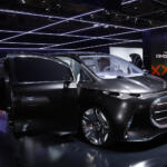 【画像】50インチ超えのディスプレイ装備の超豪華空間でレクサスLMに宣戦布告！　Ｖクラスの未来を象徴する「ビジョンＶ」が魅せた驚愕の中身【ジャパンモビリティショー2025】 〜 画像4