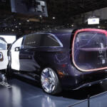 【画像】50インチ超えのディスプレイ装備の超豪華空間でレクサスLMに宣戦布告！　Ｖクラスの未来を象徴する「ビジョンＶ」が魅せた驚愕の中身【ジャパンモビリティショー2025】 〜 画像5